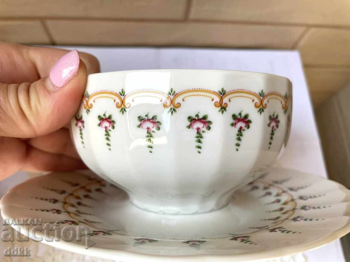 Όμορφη βαθιά σαλτσιέρα με πιατάκι με τριαντάφυλλα με τιμή € 10.00 | 19.56 BGN