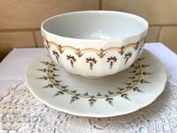 Όμορφη βαθιά σαλτσιέρα με πιατάκι με τριαντάφυλλα