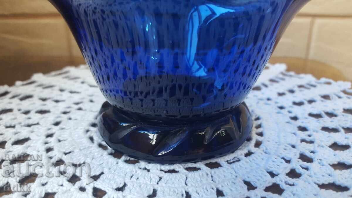 Licitație O frumoasa cutie albastra de bomboane, cumparata o singura data