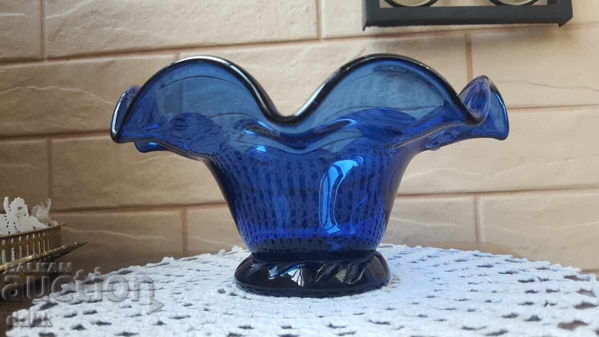 Livrarea O frumoasa cutie albastra de bomboane, cumparata o singura data