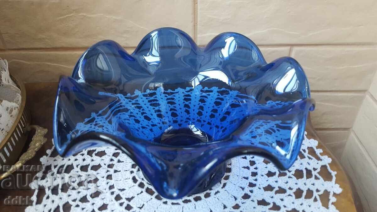 O frumoasa cutie albastra de bomboane, cumparata o singura data