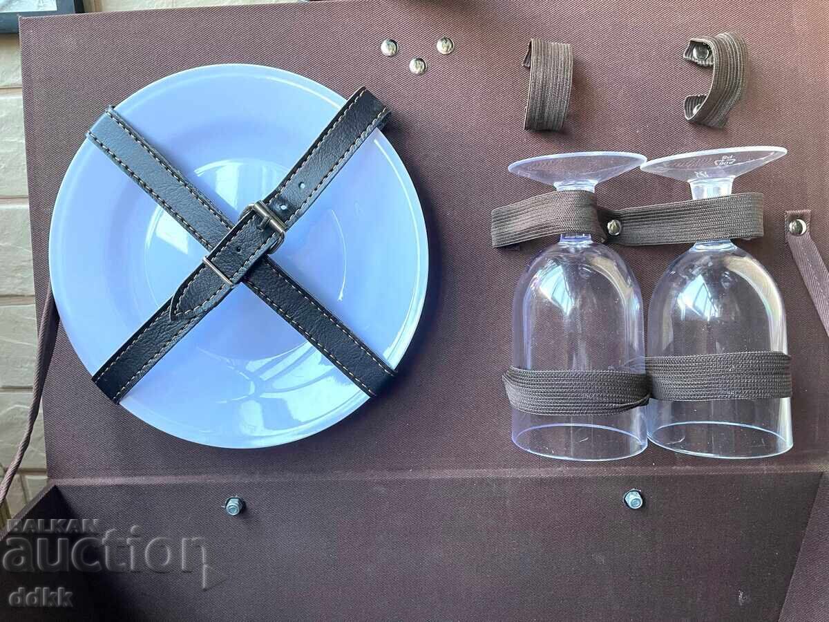 Όμορφο καλάθι για πικνίκ ή παραλία από Αγγλία με φλιτζάνια και μαχαιροπίρουνα με τιμή € 36.00 | 70.41 BGN