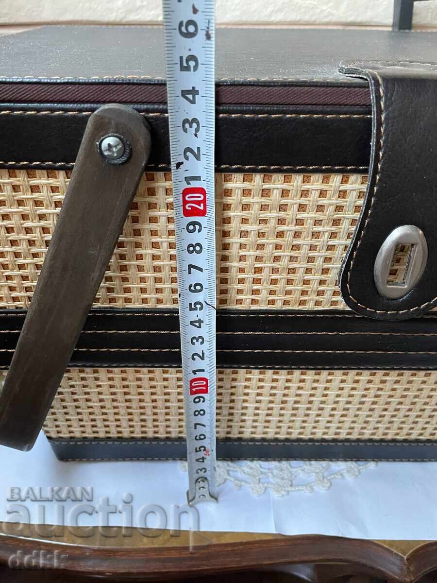 Παράδοση Όμορφο καλάθι για πικνίκ ή παραλία από Αγγλία με φλιτζάνια και μαχαιροπίρουνα