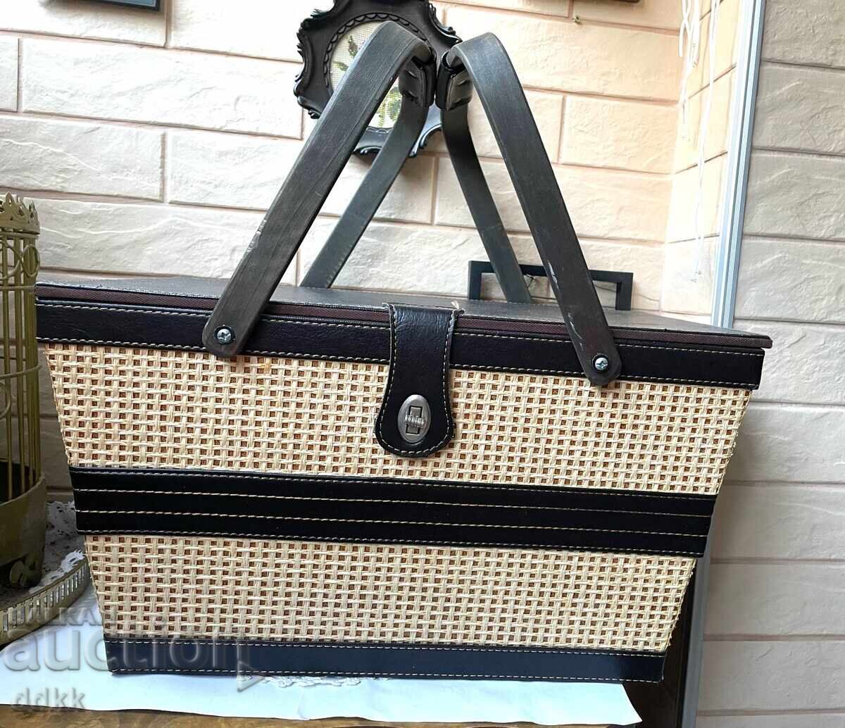 Όμορφο καλάθι για πικνίκ ή παραλία από Αγγλία με φλιτζάνια και μαχαιροπίρουνα