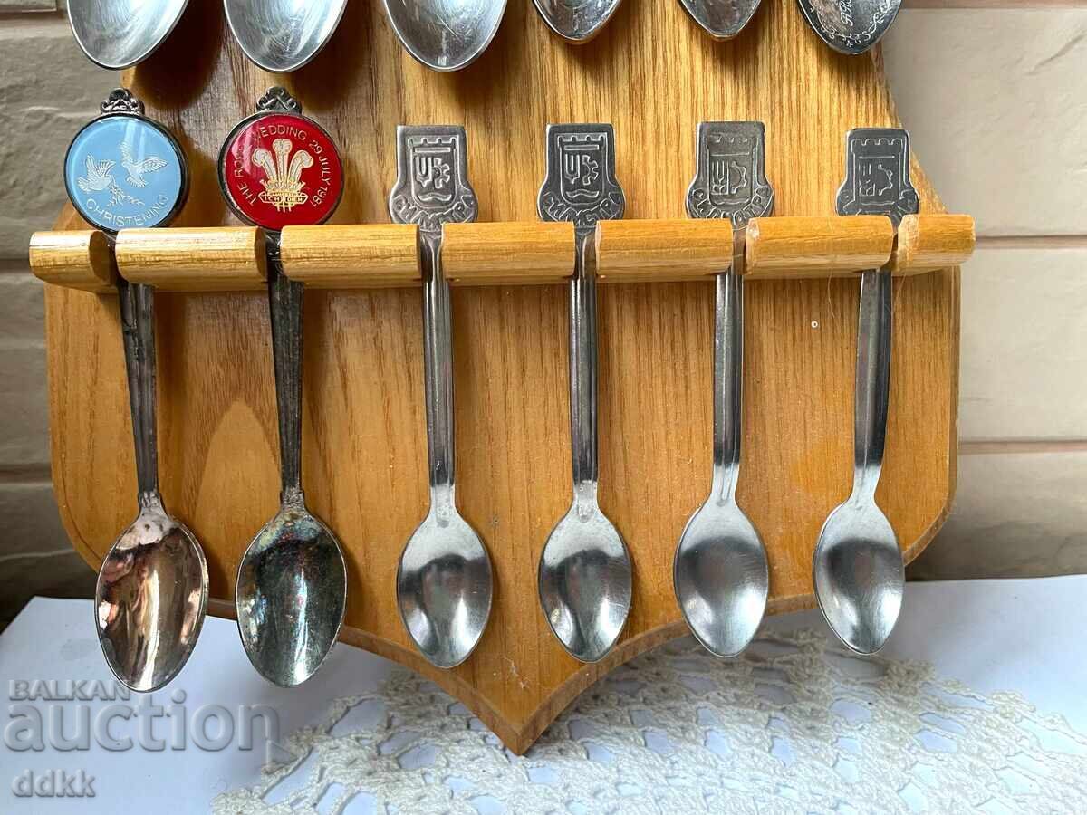 Licitație Lingurițe de ceai/cafea frumoase cu suport de lemn pentru perete Licitație Lingurițe de ceai/cafea frumoase cu suport de lemn pentru perete