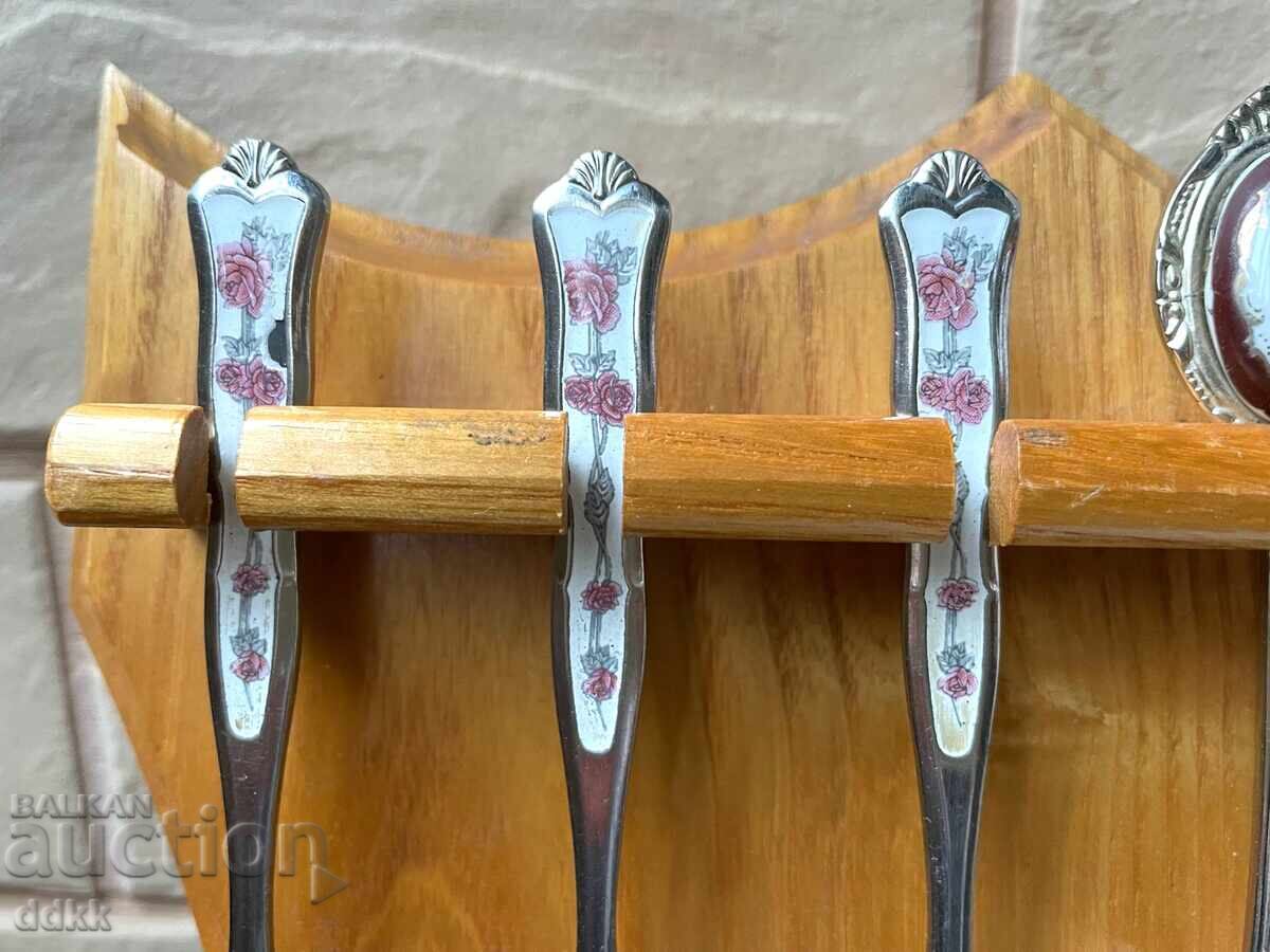 Lingurițe de ceai/cafea frumoase cu suport de lemn pentru perete - 5 Lingurițe de ceai/cafea frumoase cu suport de lemn pentru perete - 5