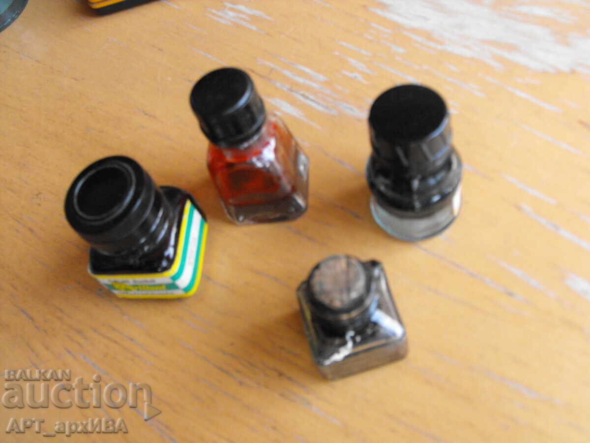 Colecție de sticluțe de cerneală, anii 50-60 ai secolului XX Colecție de sticluțe de cerneală, anii 50-60 ai secolului XX