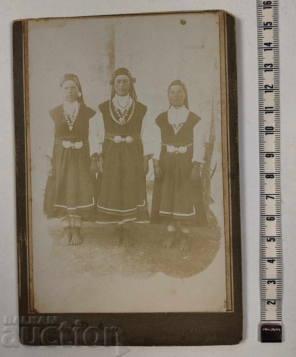 Femei bosii poartă colier Pafța Gerdan fotografie fotografie carton Femei bosii poartă colier Pafța Gerdan fotografie fotografie carton