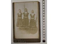 Femei bosii poartă colier Pafța Gerdan fotografie fotografie carton