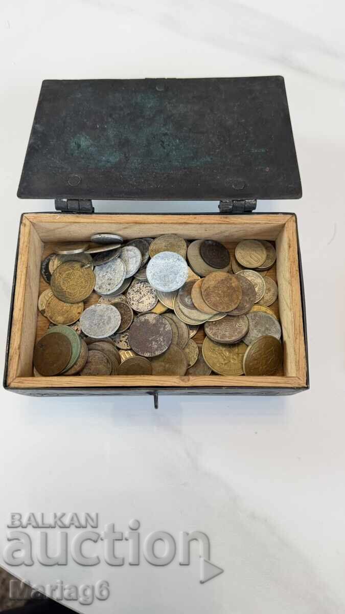 Cutie metalică cu 100 de monede bulgare, inclusiv monede țariste cu preț € 29.00 | 56.72 BGN