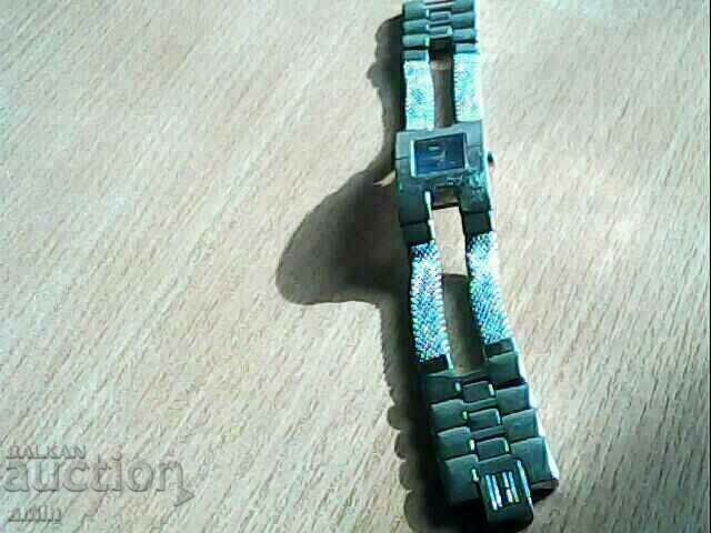 Ceas frumos Tommy... funcționează perfect cu preț € 5.00 | 9.78 BGN