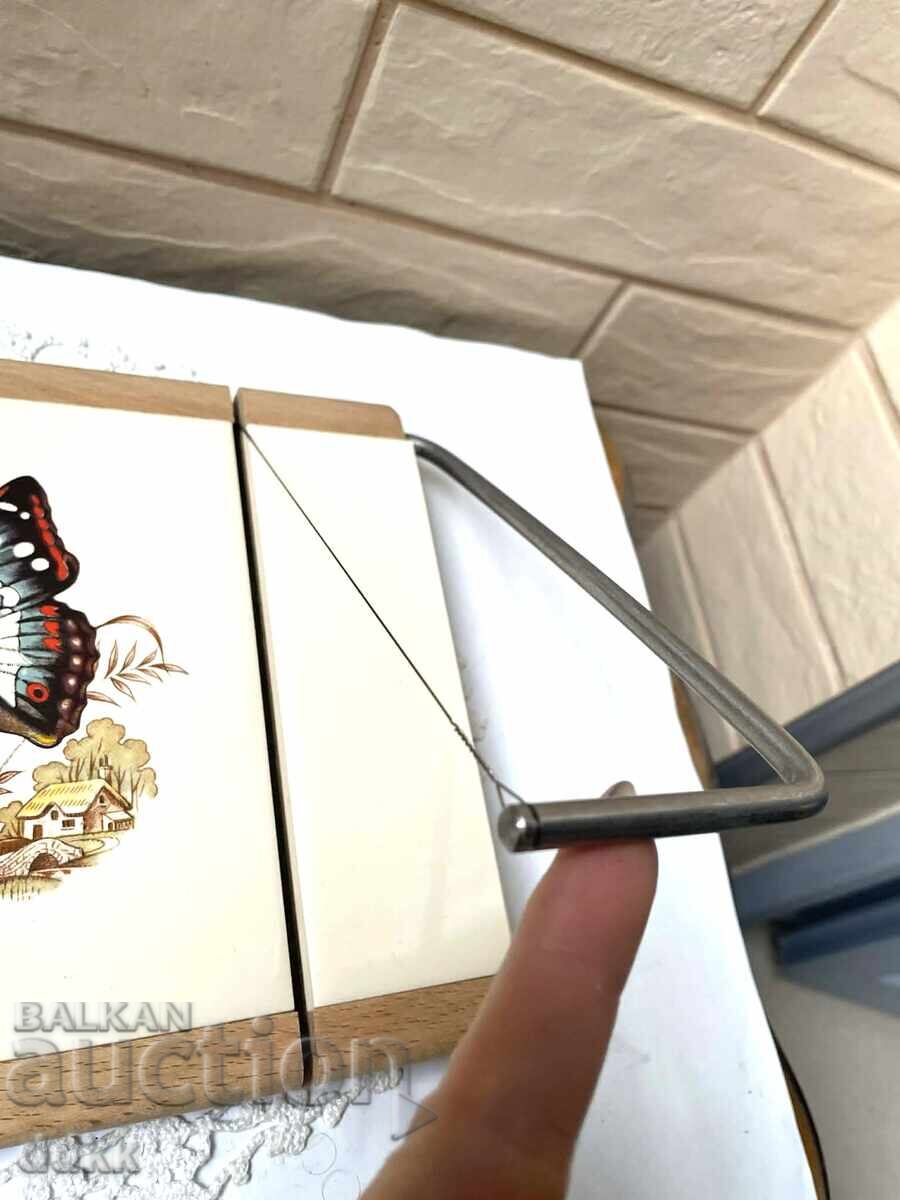 Frumoasă placă de brânzeturi din Anglia, din lemn + plăcuță ceramică cu preț € 26.00 | 50.85 BGN Frumoasă placă de brânzeturi din Anglia, din lemn + plăcuță ceramică cu preț € 26.00 | 50.85 BGN