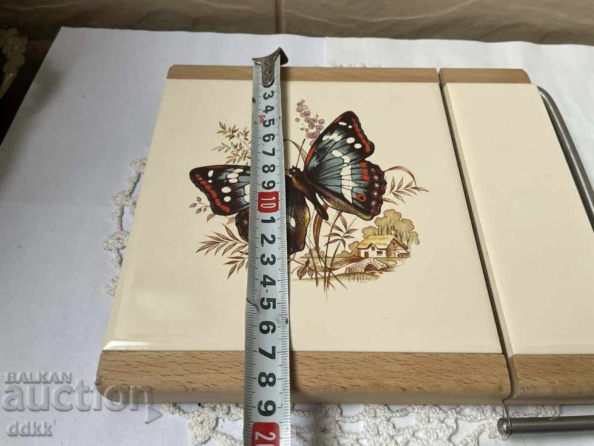 Livrarea Frumoasă placă de brânzeturi din Anglia, din lemn + plăcuță ceramică Livrarea Frumoasă placă de brânzeturi din Anglia, din lemn + plăcuță ceramică