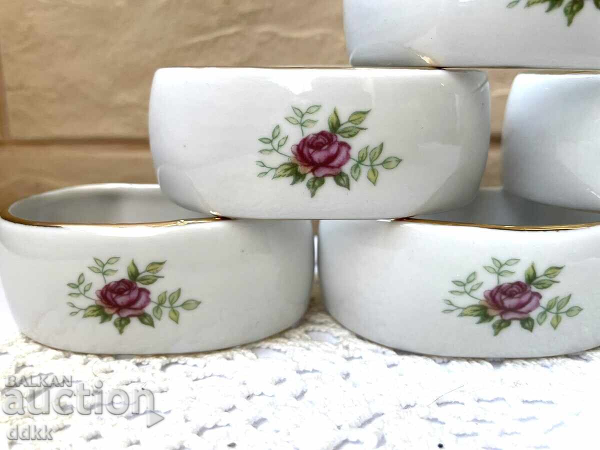 Inele mari, frumoase, din porțelan din Polonia cu trandafiri cu preț € 31.00 | 60.63 BGN