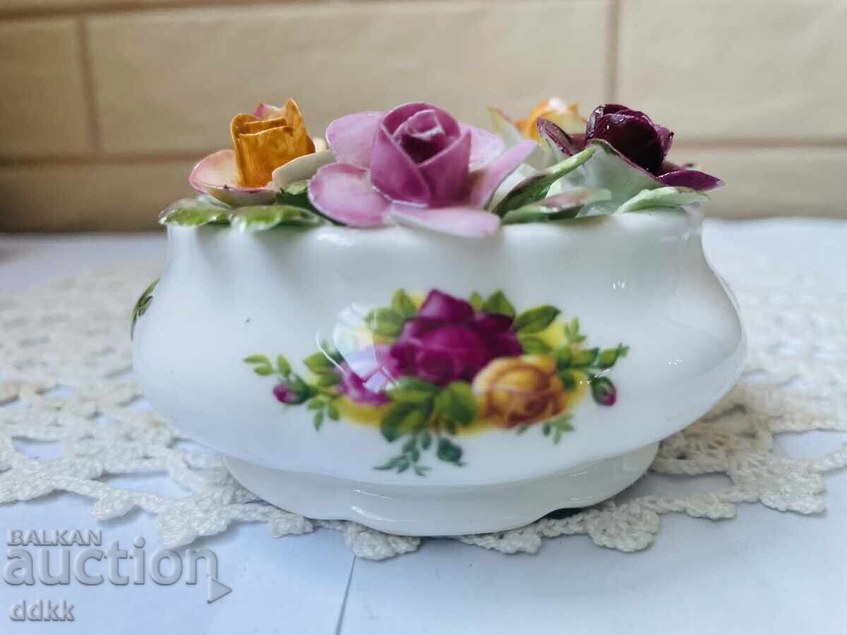 ROYAL ALBERT красив свещник от Англия от костен порцелан