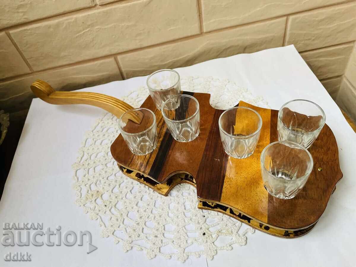 Beautiful violin with 6 shot glasses from England Beautiful violin with 6 shot glasses from England