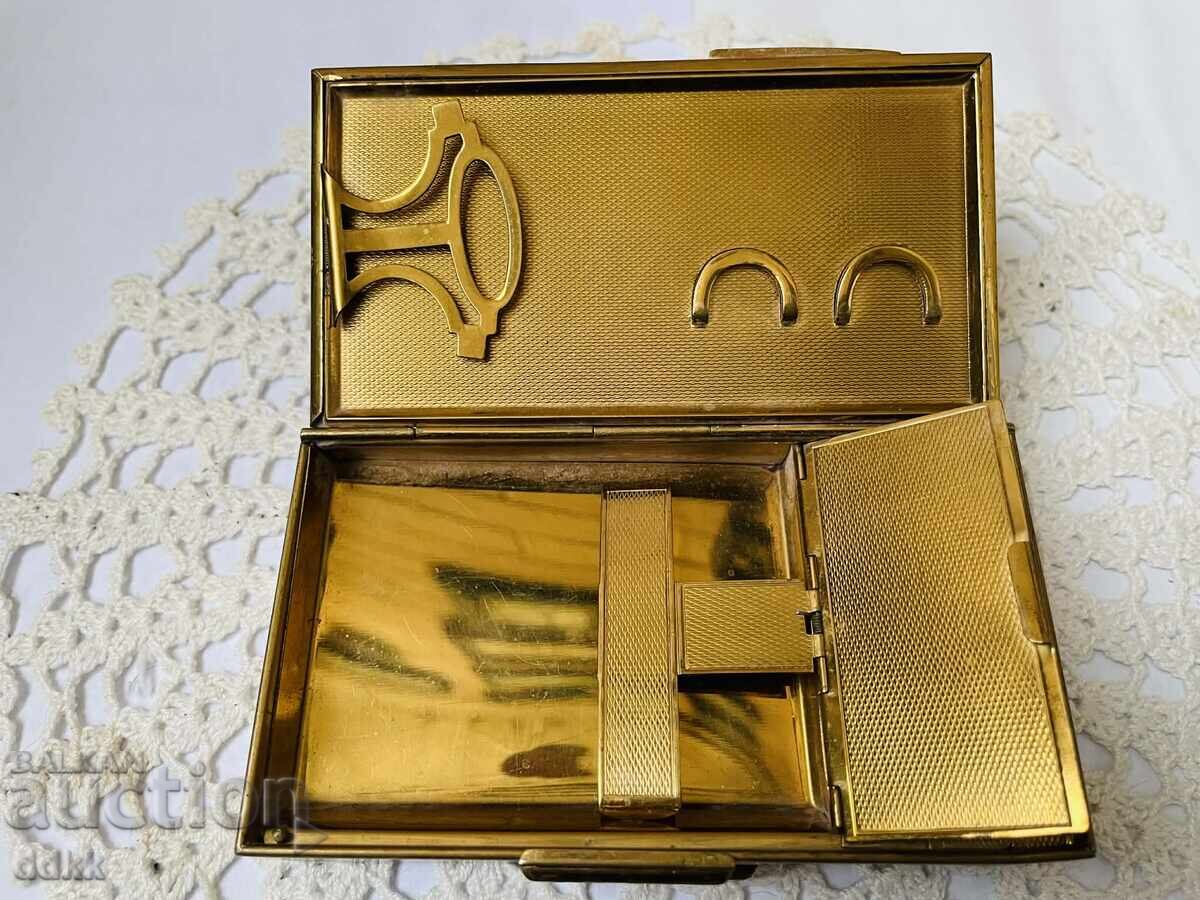 Πρακτικό και βολικό ορειχάλκινο κουτί από την Αγγλία