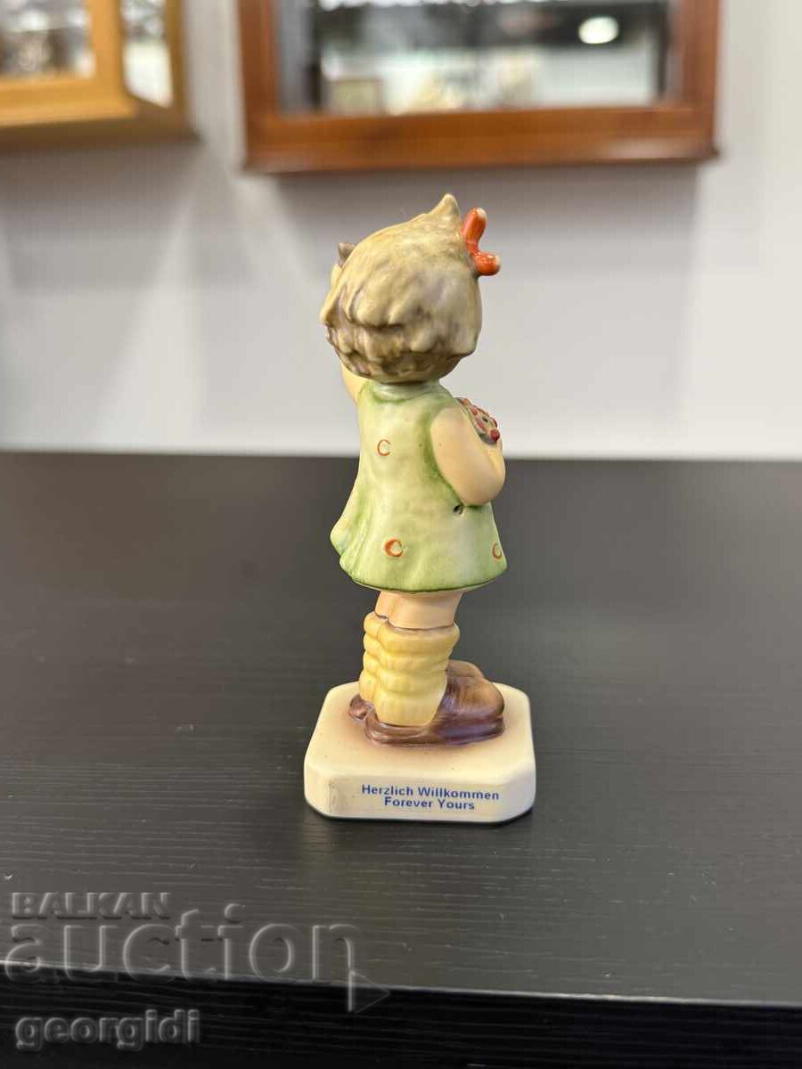 Licitație Figurină de porțelan M.I. Hummel. Nr. 7933