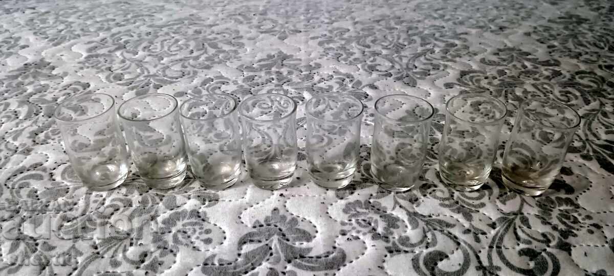 Set de 8 pahare vintage din cristal gravat manual cu motive florale