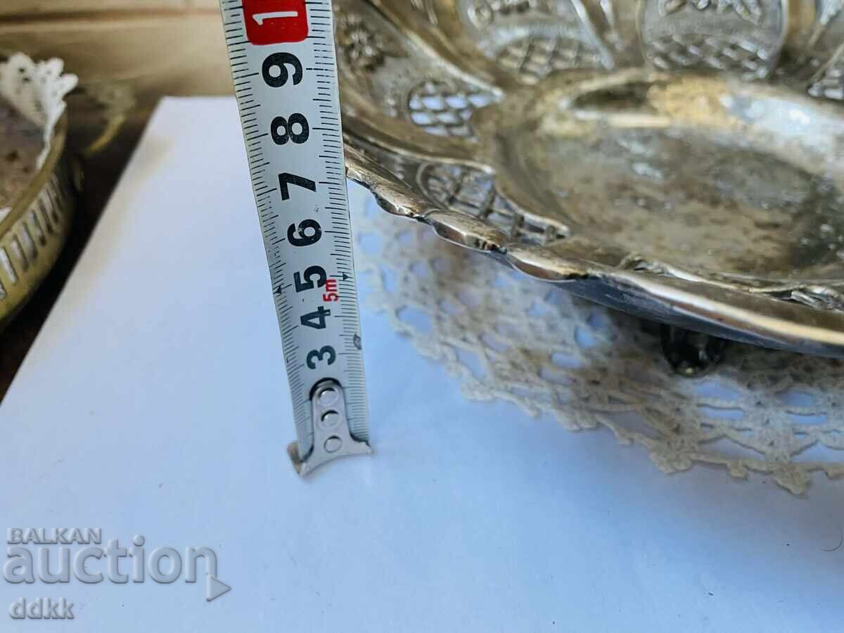 Auction  Beautiful large fruit bowl from England with flowers and 3 legs