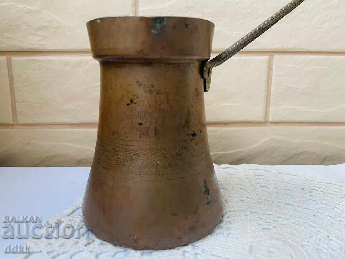 Frumoasă ibric de cupru cu mâner frumos de alamă cu preț € 13.00 | 25.43 BGN
