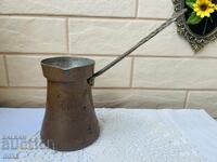 Όμορφο χάλκινο μπρίκι με όμορφο ορειχάλκινο χερούλι