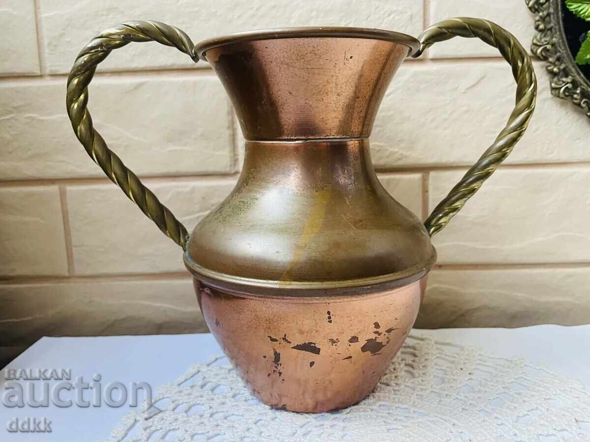 Frumoasă amforă din cupru și alamă