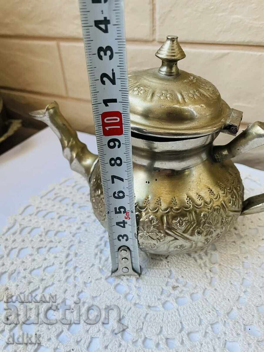 Ceainic frumos cu flori și marcaj din metal colorat cu preț € 16.00 | 31.29 BGN