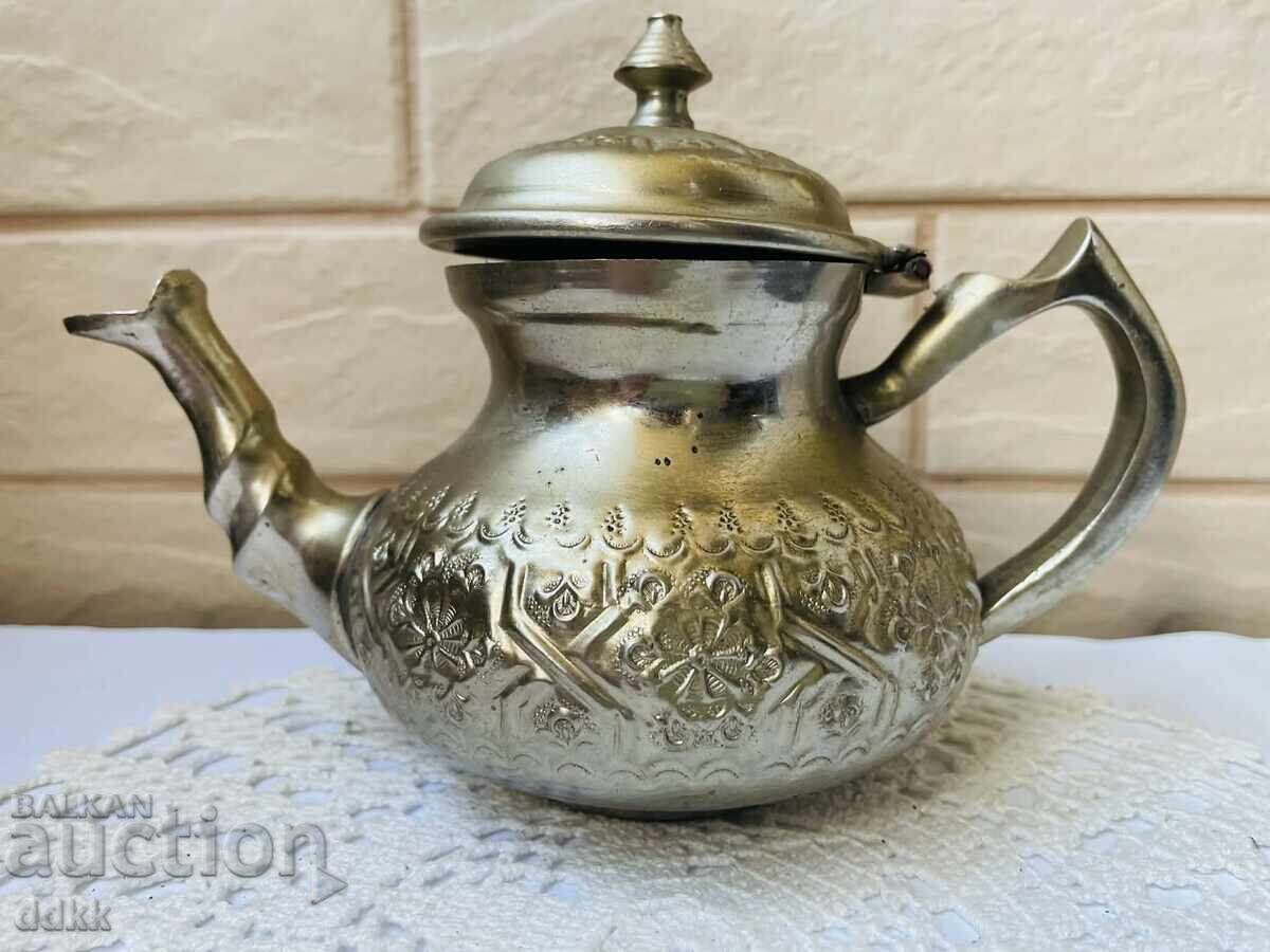 Ceainic frumos cu flori și marcaj din metal colorat