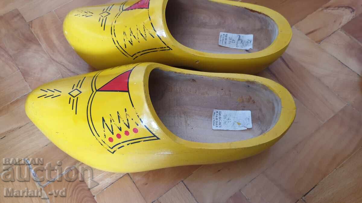 Pantofi din lemn, saboți cu preț € 30.00 | 58.67 BGN Pantofi din lemn, saboți cu preț € 30.00 | 58.67 BGN