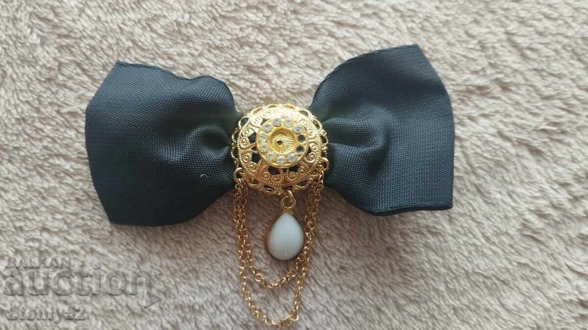 Παλιά, κομψή γυναικεία παπιγιόν, καρφίτσα