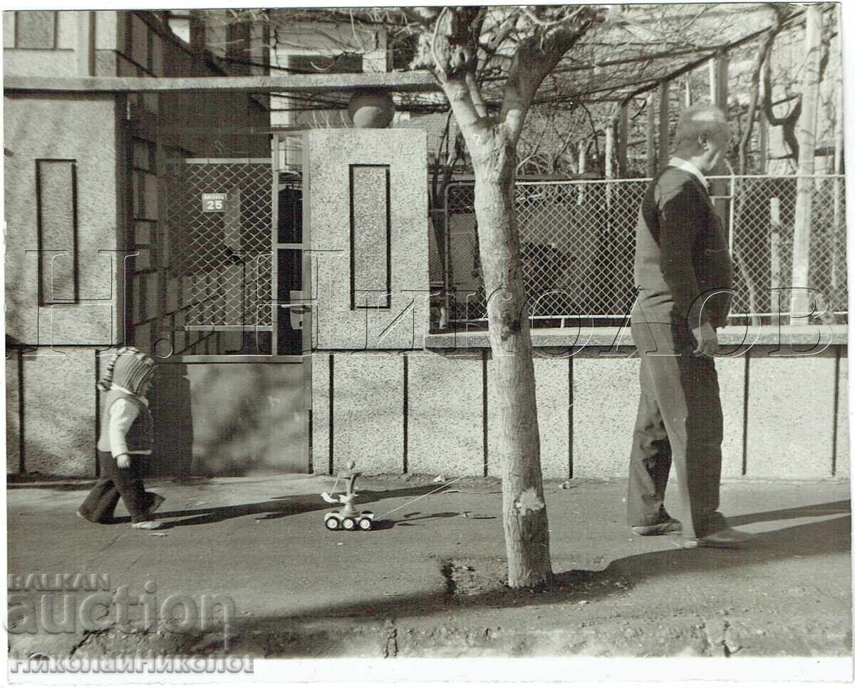 FOTOGRAFIE VECHE GENERATII DIFERITE JUCARII IDENTICE ZH321