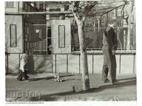 OLD PHOTO DIFFERENT GENERATIONS SAME TOYS J321