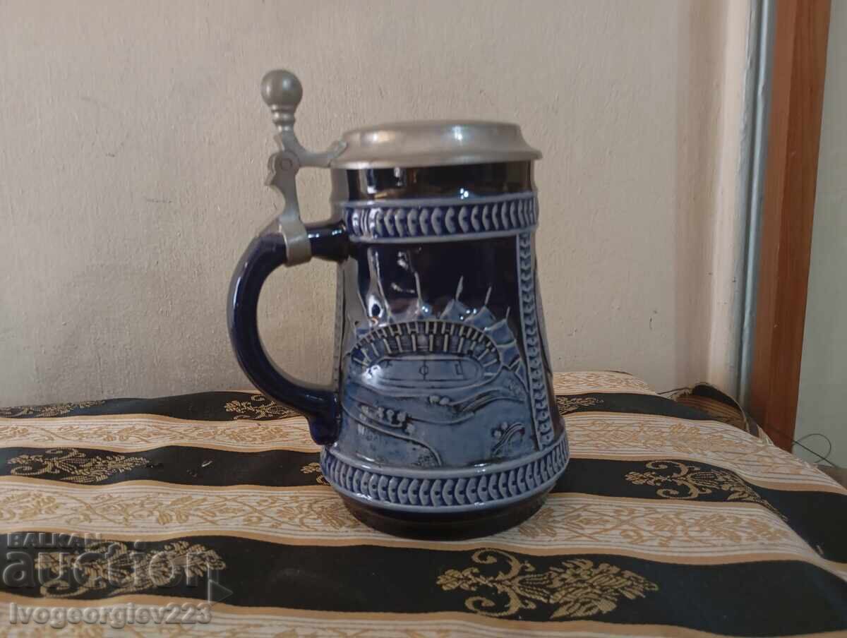 Cană veche de bere cu capac