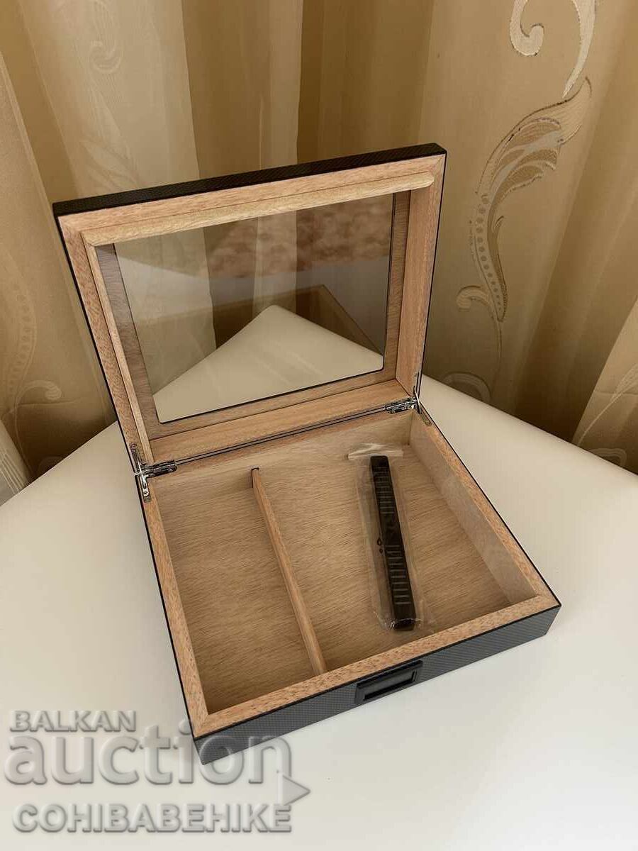 Licitație Humidor pentru trabucuri – cedru spaniol | design carbon | higrometru Licitație Humidor pentru trabucuri – cedru spaniol | design carbon | higrometru