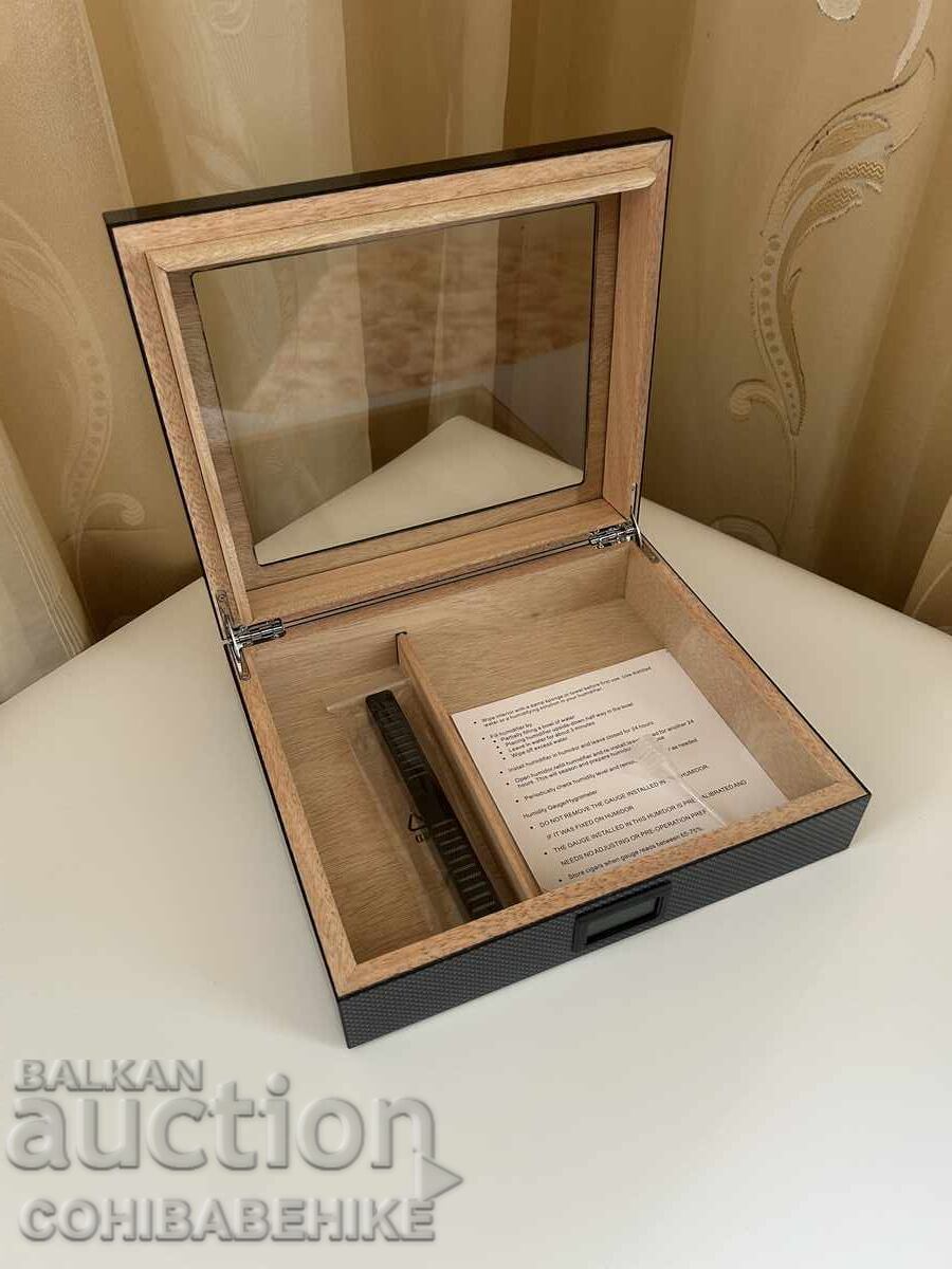 Livrarea Humidor pentru trabucuri – cedru spaniol | design carbon | higrometru Livrarea Humidor pentru trabucuri – cedru spaniol | design carbon | higrometru