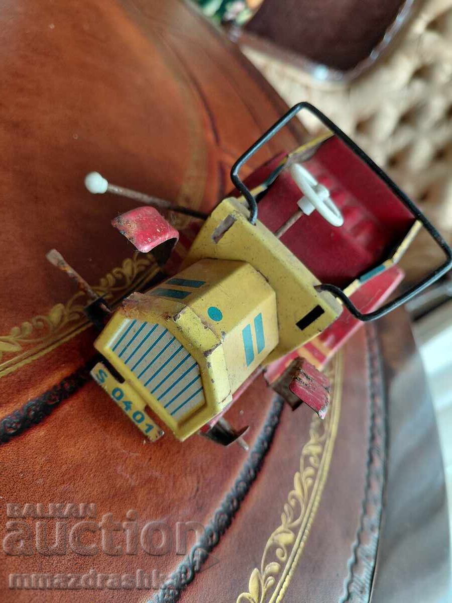 Δημοπρασία Ένα παλιό τσίγκινο καρότσι