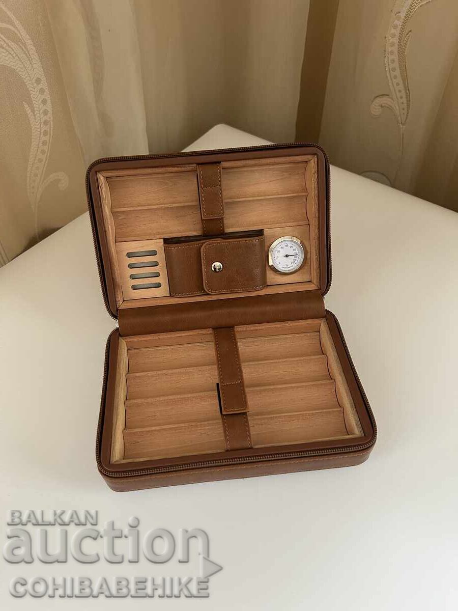 Portable natural leather humidor for 6 cigars - black/brown with price € 92.00 | 179.94 BGN