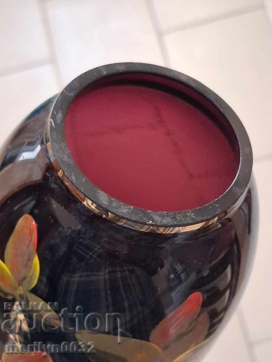 Licitație Vaza veche sticla rosie pictata manual Licitație Vaza veche sticla rosie pictata manual