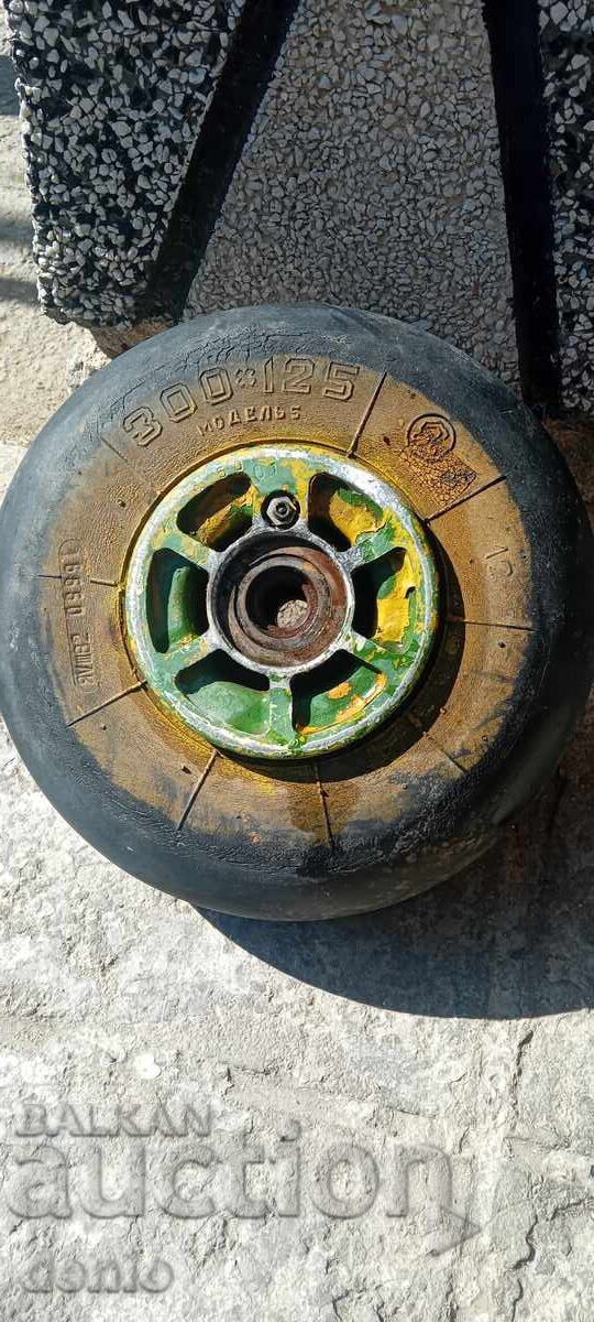 Cauciuc cu jantă de la un avion rusesc vechi cu preț € 75.00 | 146.69 BGN Cauciuc cu jantă de la un avion rusesc vechi cu preț € 75.00 | 146.69 BGN
