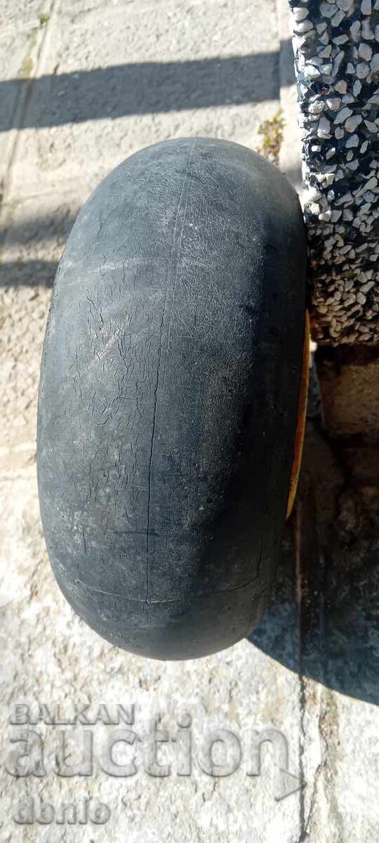 Licitație Cauciuc cu jantă de la un avion rusesc vechi Licitație Cauciuc cu jantă de la un avion rusesc vechi