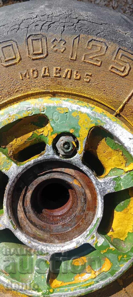 Cauciuc cu jantă de la un avion rusesc vechi - 5 Cauciuc cu jantă de la un avion rusesc vechi - 5