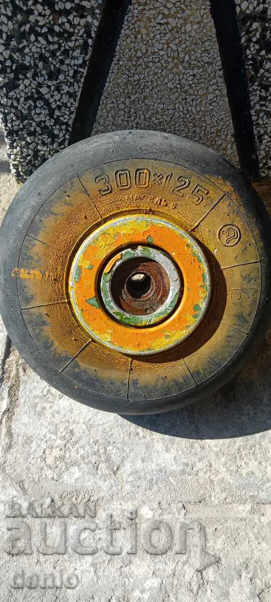 Cauciuc cu jantă de la un avion rusesc vechi Cauciuc cu jantă de la un avion rusesc vechi
