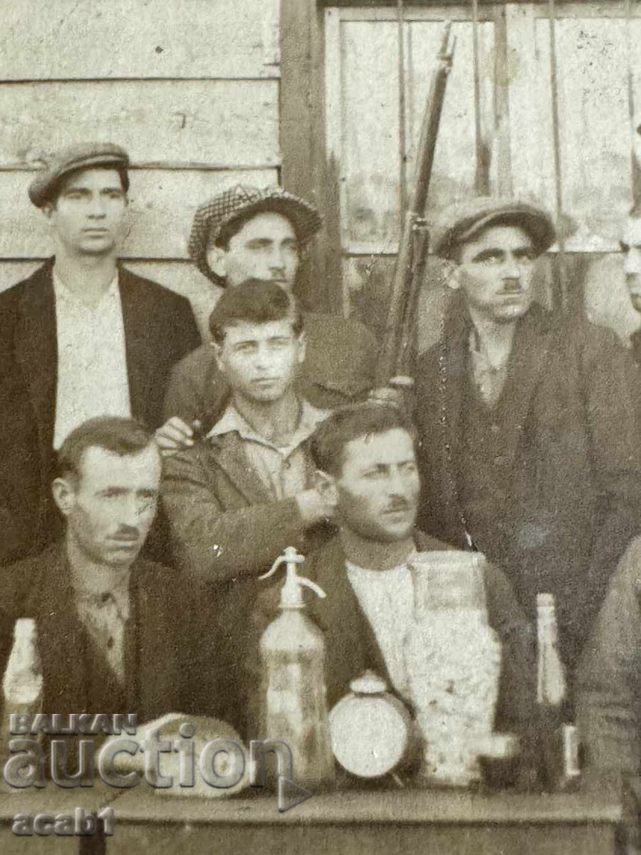 Bărbați la o țigară de discuție poză de grup cu preț € 9.99 | 19.54 BGN