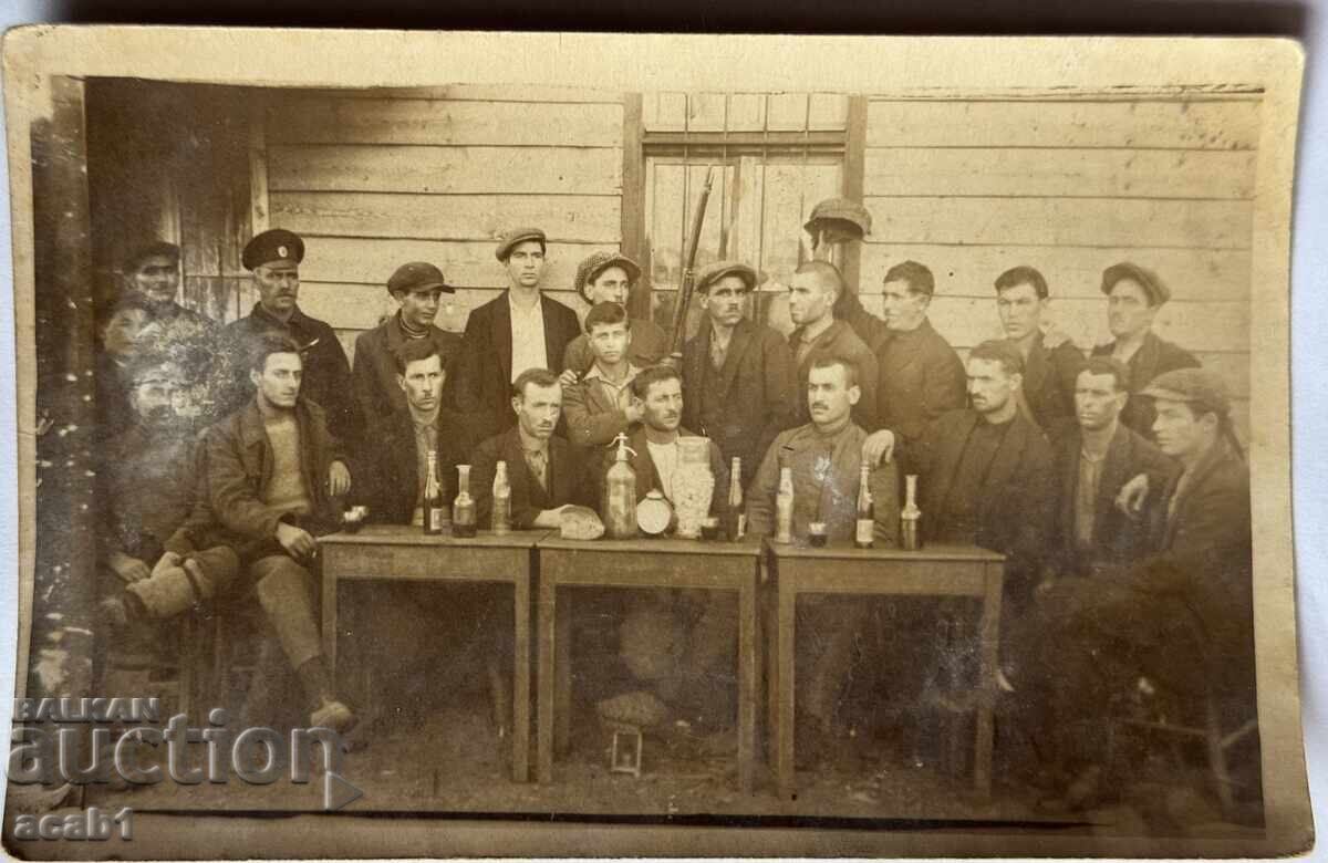 Bărbați la o țigară de discuție poză de grup