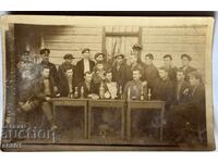 Άνδρες σε ποτό, ομαδική φωτογραφία