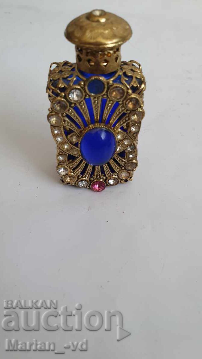 Старо стъклено шишенце за парфюм с обков и камъни с цена € 20.00 | 39.12 лв.