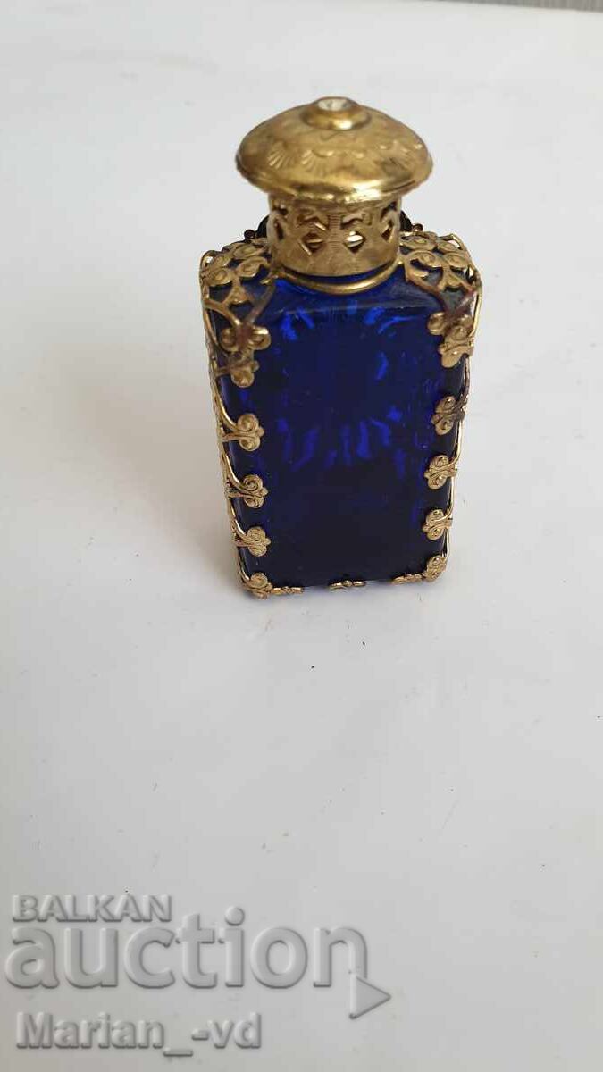 Аукцион Старо стъклено шишенце за парфюм с обков и камъни