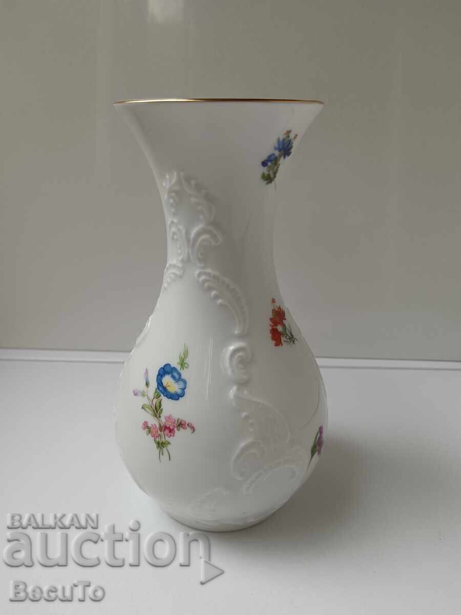 Πορσελάνινο βάζο KPM, διακόσμηση διάσπαρτα λουλούδια, σαν καινούργιο