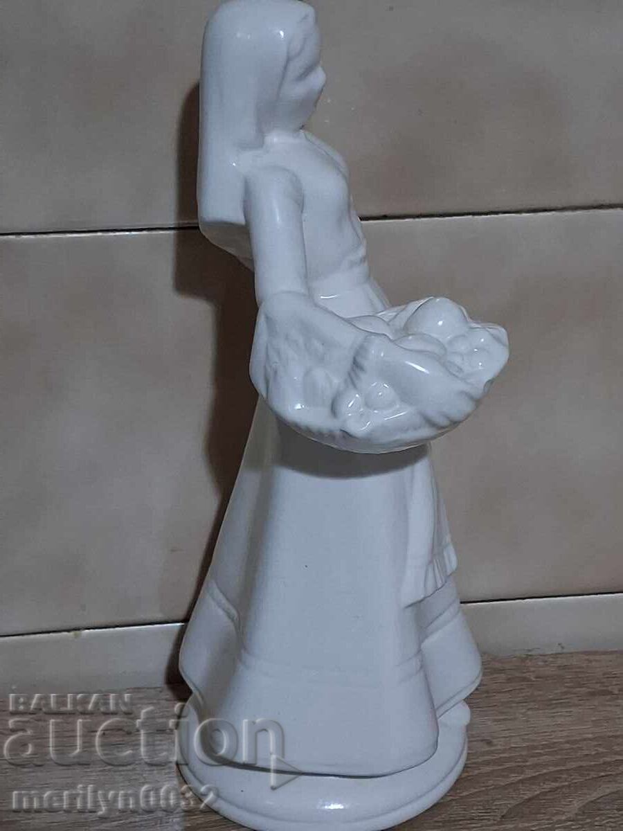 Figurină din porțelan bulgăresc, femeie în costum popular cu coș, 1975 cu preț € 57.90 | 113.24 BGN